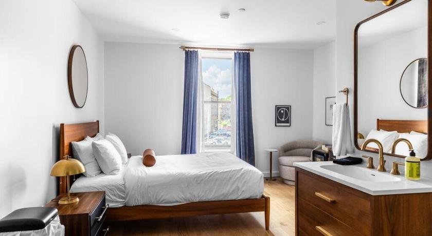 DTWN Bangor, Historic Bldg, Fast Wi-Fi, 50 in TV, Room # 204