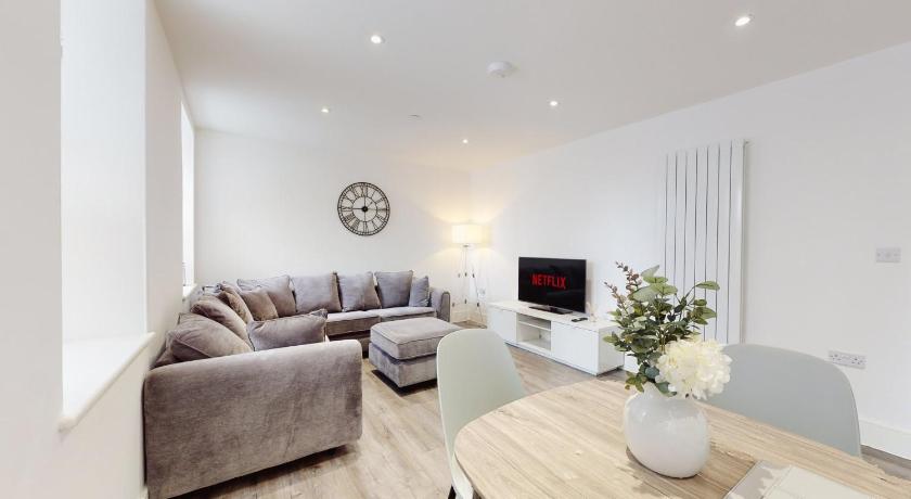 Spacious three bedroom apartment with Valley views
