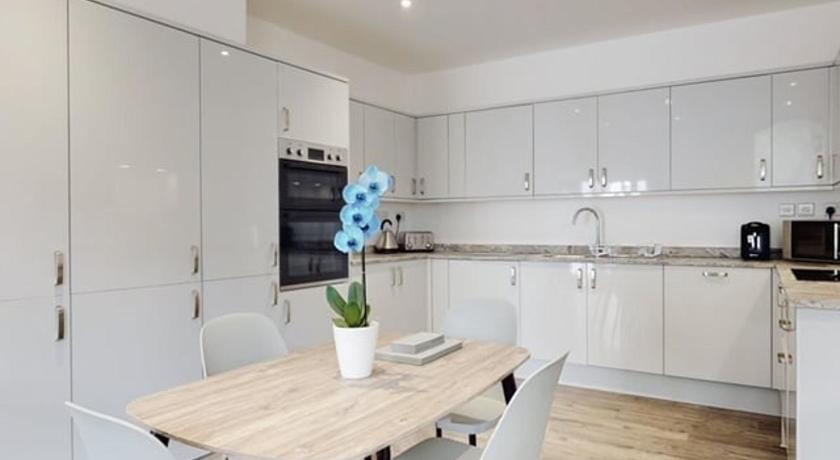 Spacious two bedroom apartment with Valley views