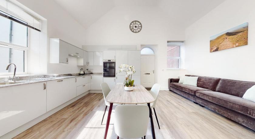 Spacious three bedroom apartment with Valley views