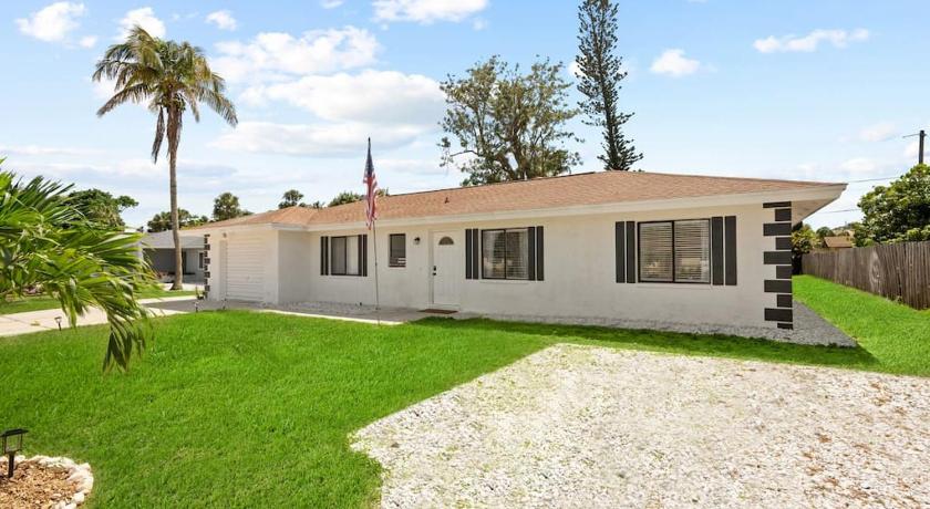 Brand New 2Bed in Bonita's Heart with Superb Patio and Garden