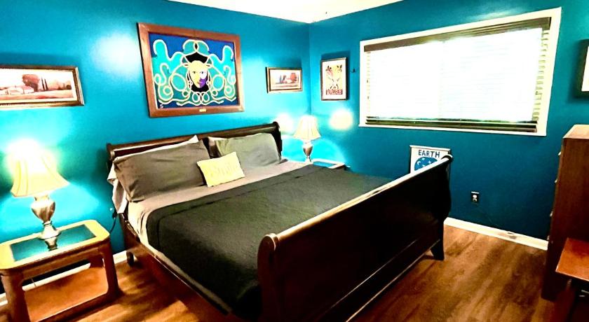 Family Friendly Downtown Home - Private Yard & Grill - Location, Location, Location!