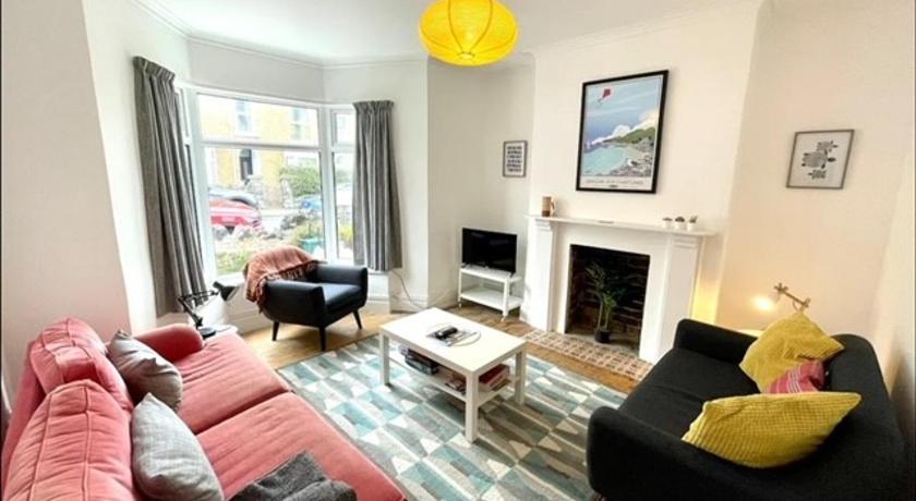 *Family Home in Mumbles. Close to the Beach*