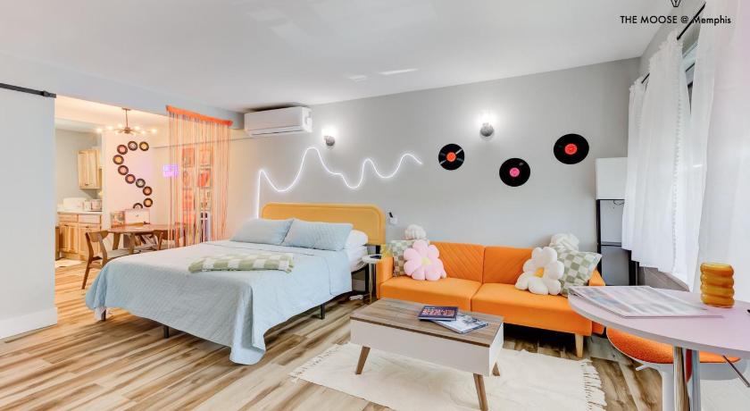 The Moose #10 - Stylish Loft with King Bed, Free Parking & Wi-Fi
