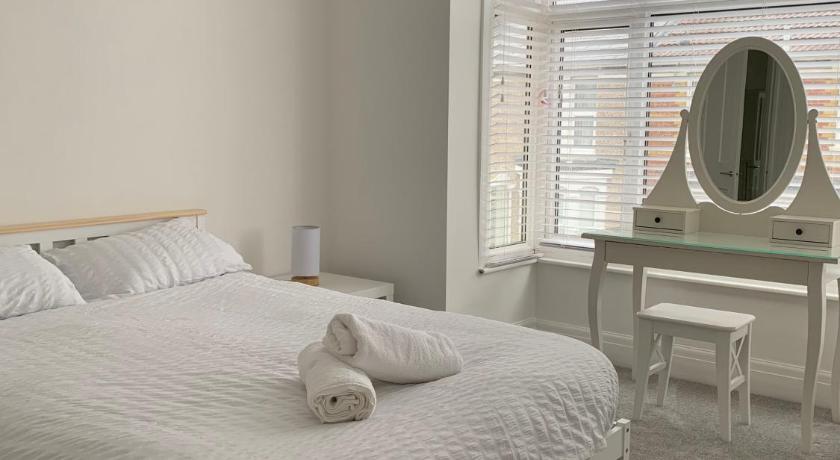 Iris Home in Southsea FREE street parking and pets welcome