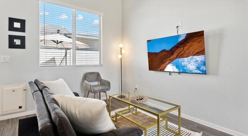 Gleaming Contemporary Home in Buckeye with Pool,BBQ