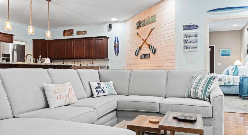 Spectacular Beach House! Arcade Games & Hot Tub! Sleeps 12!
