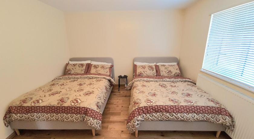 London Luxury 2 Bedroom Flat Sleeps 8 free parking