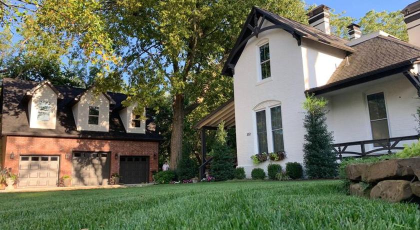 Carriage House on Historic Bentonville Square