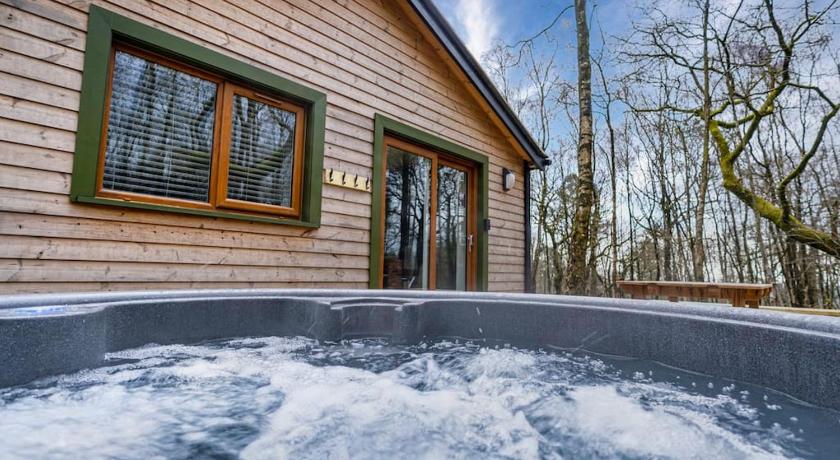 Padley; woodland lodge with hot tub for 2-4 in the Staffordshire Moorlands