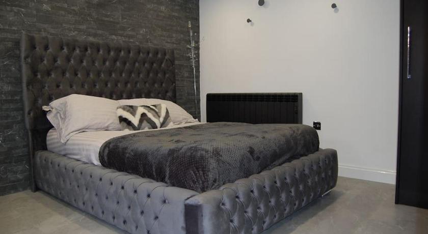 Self contained studio apartment in Burley, Leeds