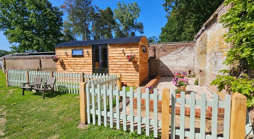 Gatwick Hideaway Hut