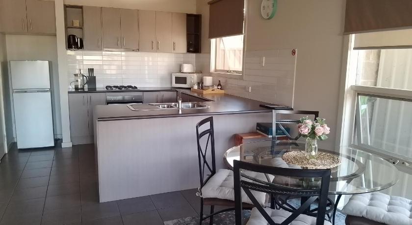 Lovely 2 BR Spa apartment, Opposite Shepp Lake