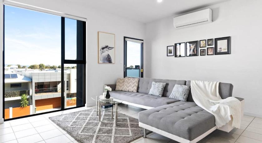 Lightview Oasis- Modern 2BR Apt- WiFi & Parking