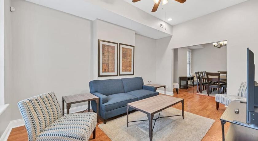 St Louis Tower Grove Two-Story Townhome Perfect for Groups Side A