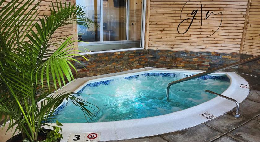 Cozy Villa 3 mins to Mohegan- Fully Stocked with King Bed & Fireplace- Jacuzzi, Saltwater Pools, Sau