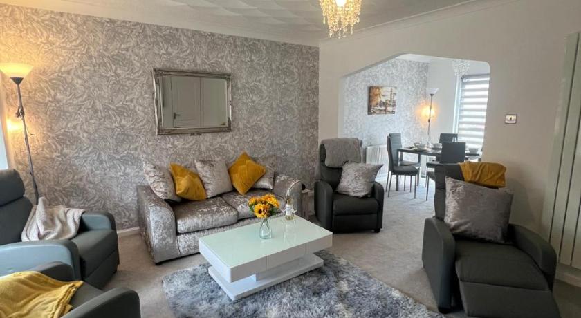No 6, Ayr, 140m2, New Decor 2024, 3bedroom, detached house, with private gardens
