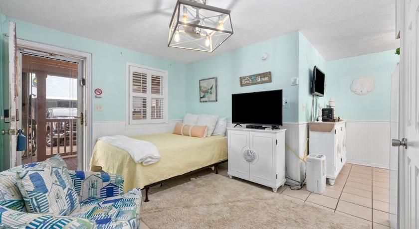 Cherry Grove efficiency just steps from the beach