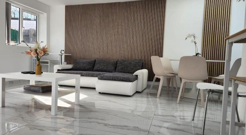 Spacious and bright one bedroom apartment