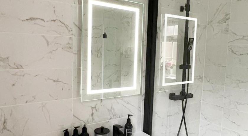 Beautiful apartment in Beckton with Private Entrance and Garden