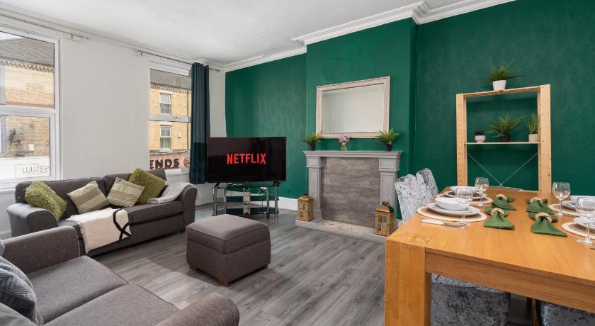Spacious 4-bedroom Apartment - free public parking