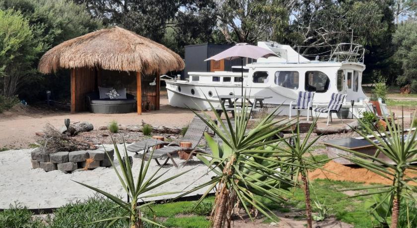 Shipwrecked Oasis Ocean Bay Getaway PL