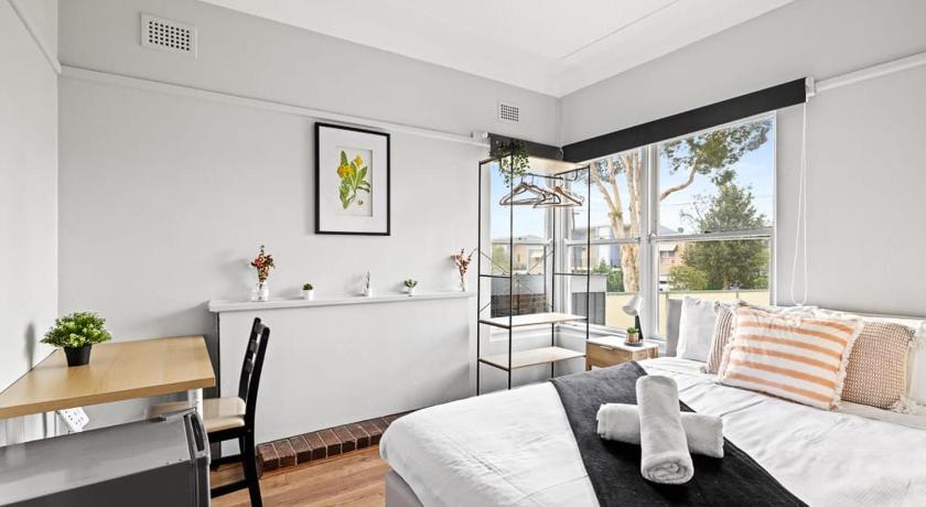 Classic Double Room - Centrally Located at Narwee - Shared Bathroom