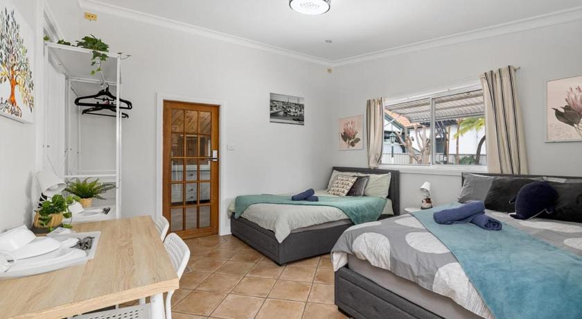 Quadruple Ensuite Room - Nearby Stations & Shops