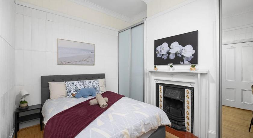 Elegant Double Room - Mins to Transport and Stores - Shared Bathroom