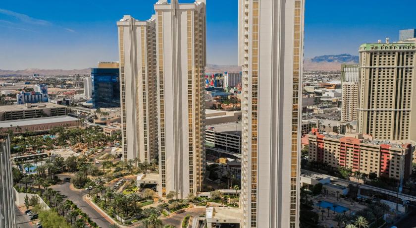 DELUXE SUITES AT MGM SIGNATURE.