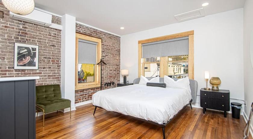 King Bed Stylish Studio in Heart of Downtown Room # 200