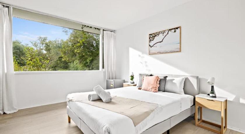 Luminous Ensuite Queen Room - Centrally Located