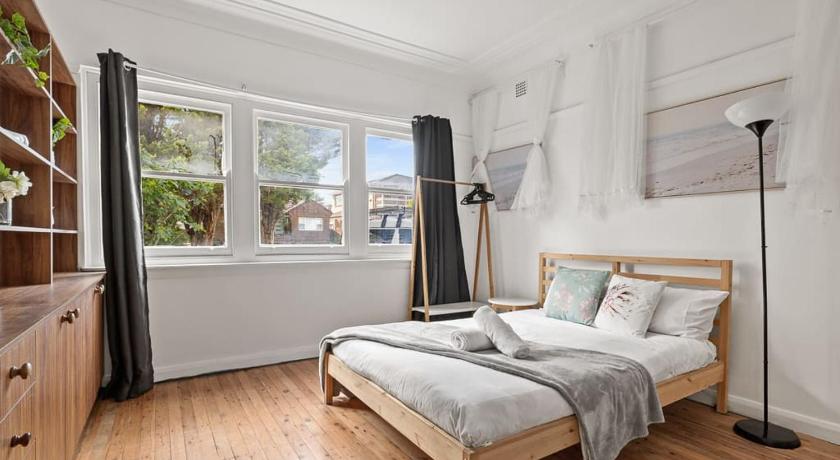 Rustic Double Room - Waterfront - Nearby Shops - Shared Bathroom