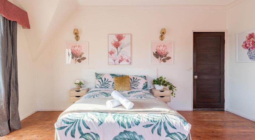 Bright King Room - Waterfront - Near Stations - Shared Bathroom