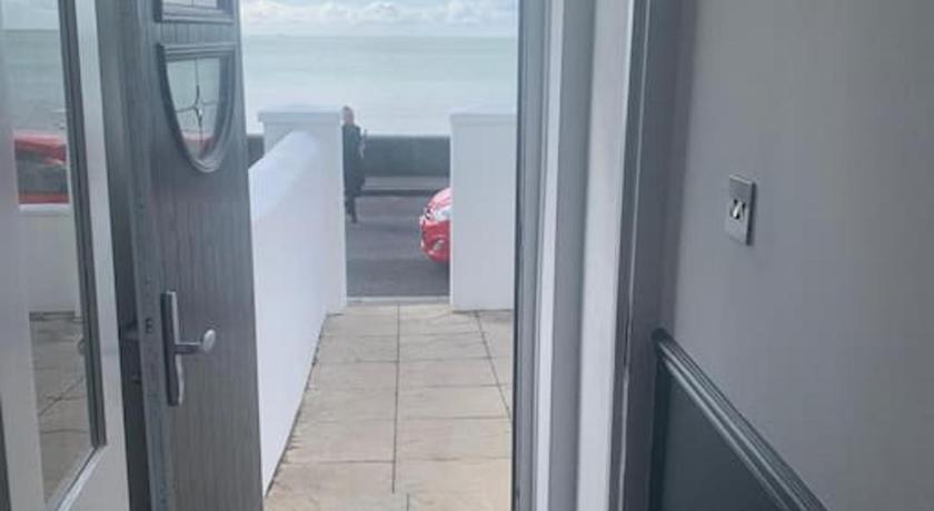 Seafront folkestone Sandgate channel tunnel - 5 star property Sleeps 12