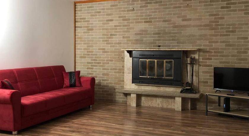 Private house with 4 bedrooms and 2 bathrooms and direct NYC Manhattan train only 10 minute walk awa