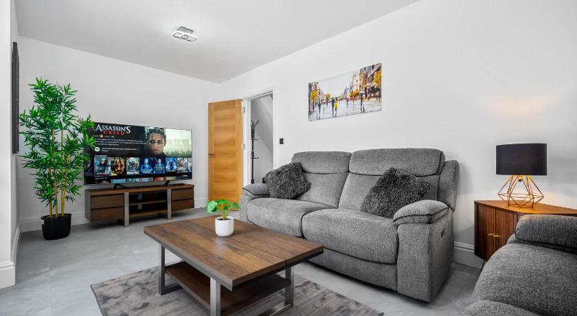 5 bedroom house Solihull 10 mins drive from BHX & NEC Private off road parking