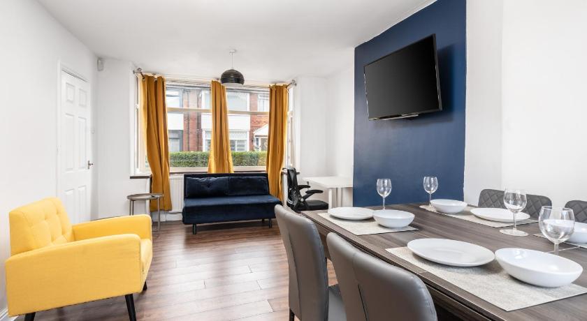 Comfy 3BR Home - Pool Table - Games - Sleeps 8