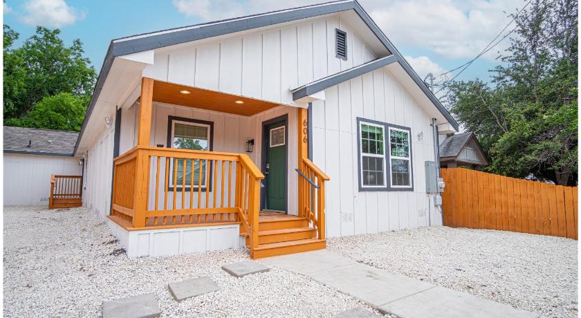 Spacious Delightful 4 BR 3 BA Close to Downtown