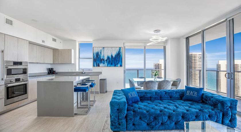 HYDE BEACH HOUSE - MILLIONAIRE 2 bd 2 ba APT, DIRECT OCEAN VIEW, 5 MIN WALK TO OCEAN