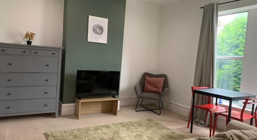 2 double bedroom flat, central location