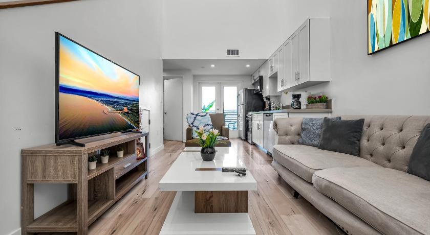 Modern 1-Bedroom Loft in Hollywood with Parking, WiFi & Hollywood Sign View