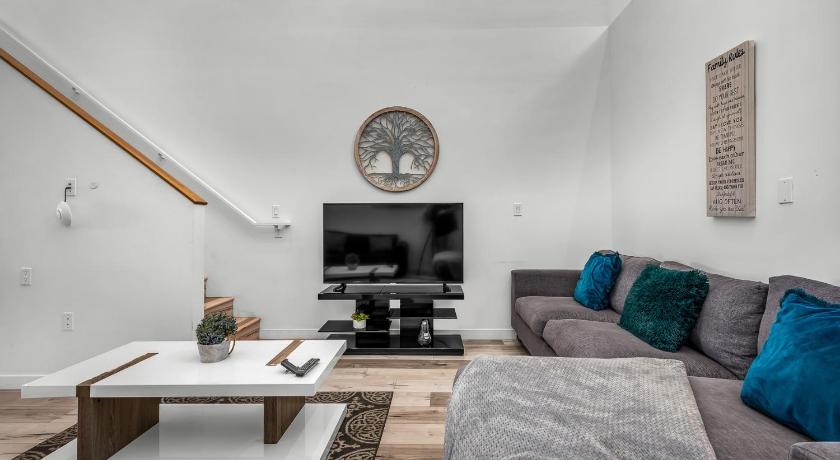 1-Bedroom Lofts in Hollywood Modern Design, Balcony, Parking & Hollywood Sign