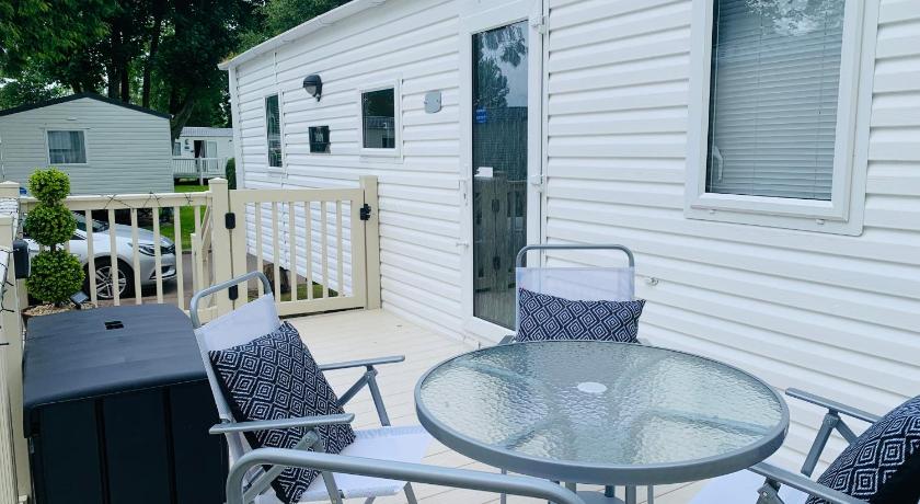 WL56 - FREE WIFI -Amazing Cosy Three Bedroom Mobile Home with DECKING Haggerston CASTLE Holiday Park