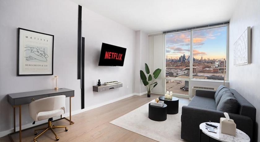 Empire State View - Luxury Apt with Pool - Shuttle to NYC