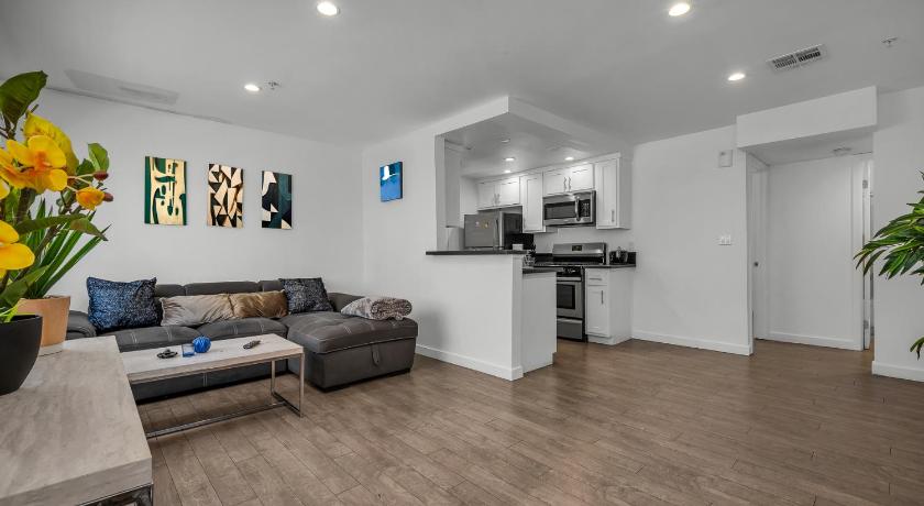 Stylish One-Bedroom Retreat with Central AC & Free Parking in the Heart of Hollywood