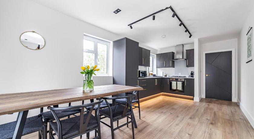 Arte Stays - Serviced Apartments for Leisure and Business - Private Parking - 12 minutes walking fro