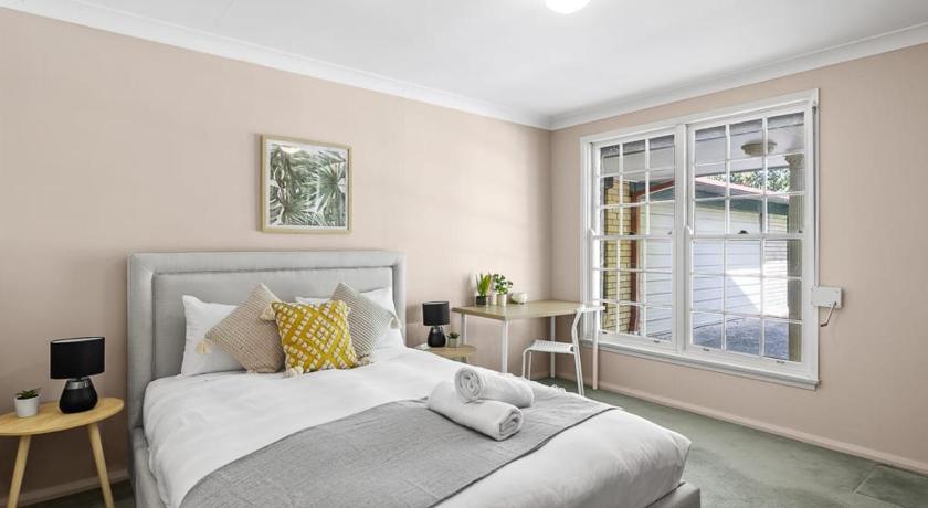 Rustic Queen Room - Located at Serene Street in Pymble - Shared Bathroom