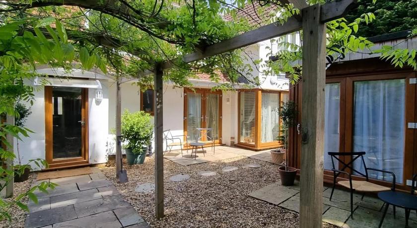 Oak Tree Rooms LTD
