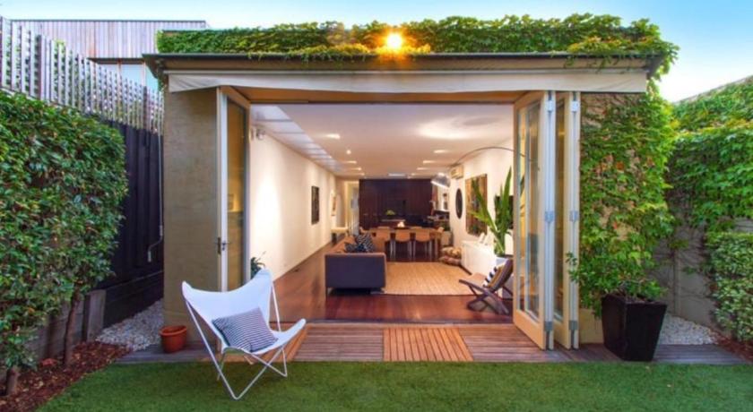 St Kilda Style - Stunning 3 Bedroom House